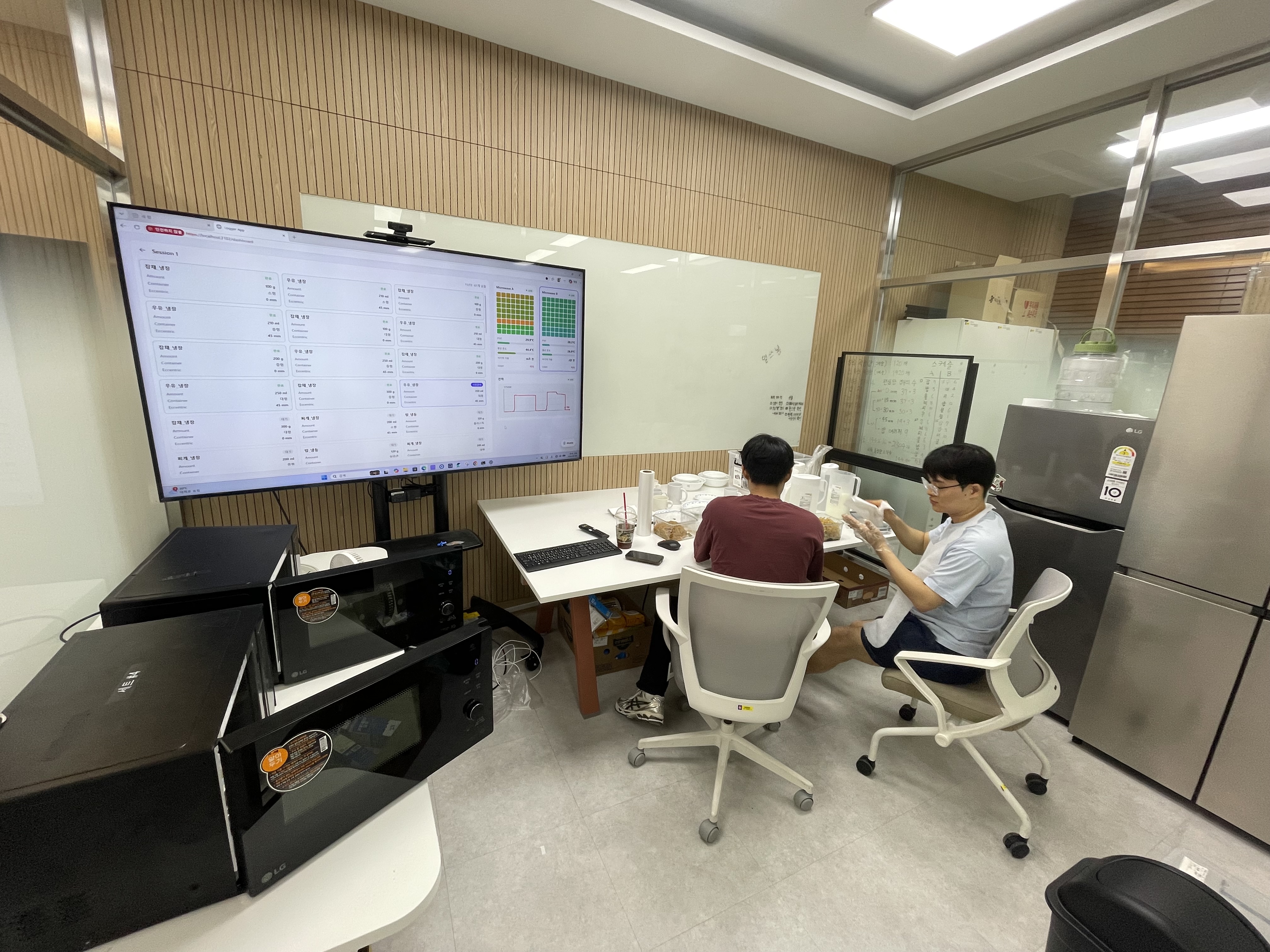 실험실 세팅 후 전자레인지, 대시보드 모니터, 작업대가 놓인 모습